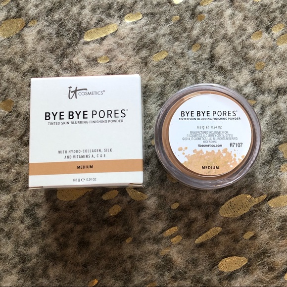 IT Cosmetics Bye Bye Pores Tinted Powder in Medium - Picture 2 of 8